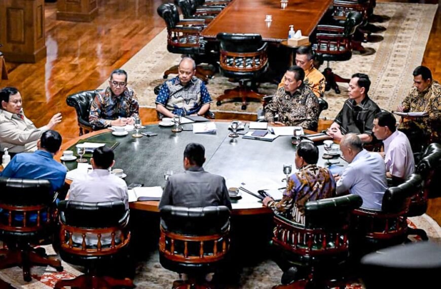 Presiden Prabowo Subianto memimpin lima rapat kabinet di Hambalang membahas pembangunan kampus STEM, geopolitik global, dan kesiapan mudik Lebaran.