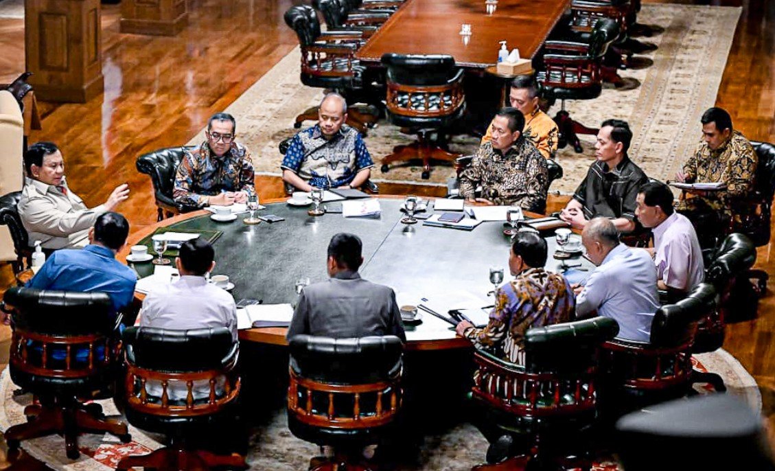 Presiden Prabowo Subianto memimpin lima rapat kabinet di Hambalang membahas pembangunan kampus STEM, geopolitik global, dan kesiapan mudik Lebaran.