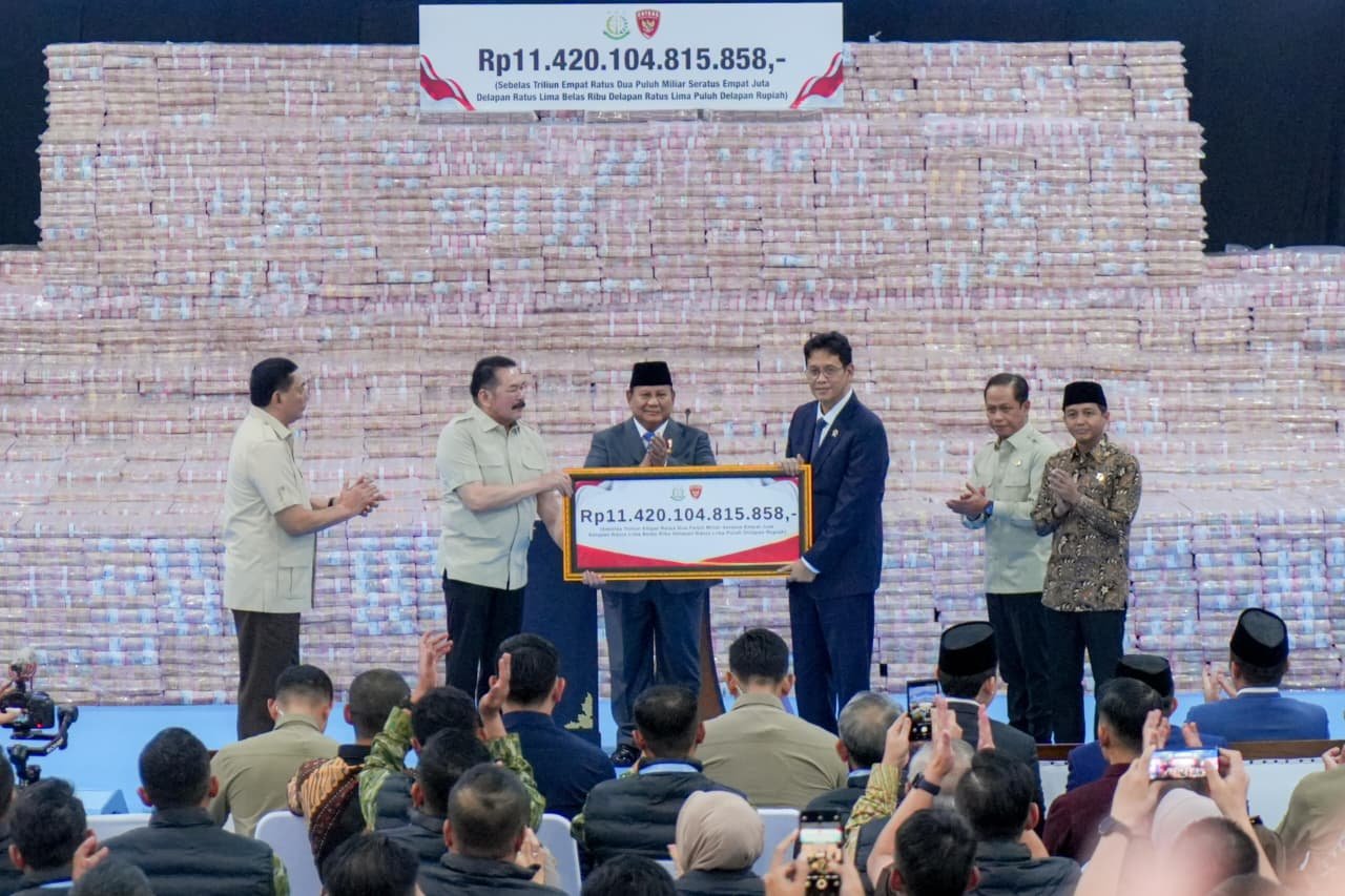 WhatsApp Image 2026 04 11 at 05.46.51 Wamen Ossy Saksikan Penyerahan Denda Administratif Rp11,4 Triliun oleh Satgas PKH sebagai Wujud Penyelamatan Kekayaan Negara PROKALTIM